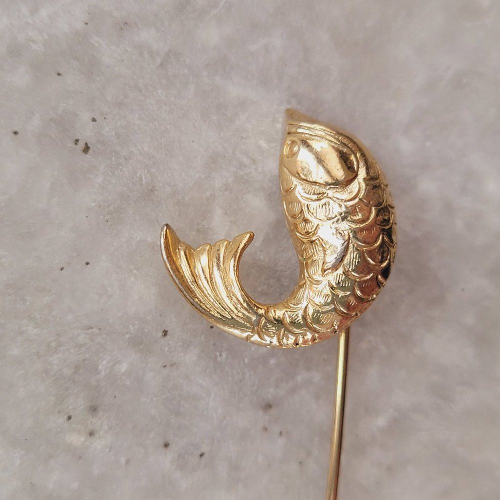 Vintage Gold Tone Jumping Koi Fish Stick Hat Pin Brooch - Picture 2 of 5